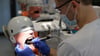 Ein Student der Zahnmedizin an der Uni Leipzig übt an einem sogenannten Phantompatienten.