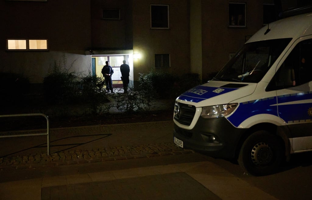 Polizisten stehen vor dem Wohnhaus der früheren RAF-Terroristin Daniela Klette.