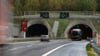 Autos fahren in den Tunnel Königshainer Berge auf der Autobahn A 4 in Fahrtrichtung Görlitz.
