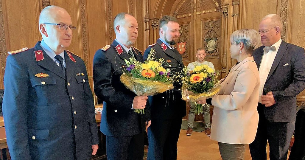 Bürgermeisterin Christina Buchheim (Die Linke) und der Stadtratsvorsitzende Georg Heeg (CDU) beglückwünschen Manfred Borgers, Yves Kluge und Daniel Wagner.