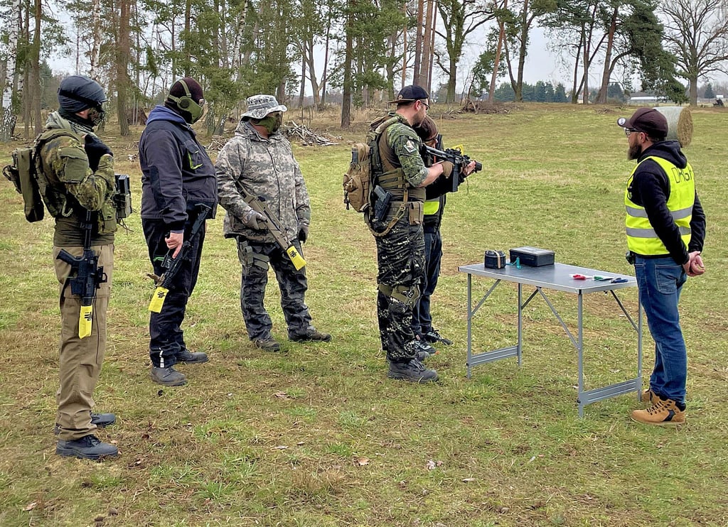 Während einer Trainingseinheit wurde das Projekt näher gebracht. Verwendet wird keine Farbe. Stattdessen werden kleine und biologisch abbaubare Kugeln verwendet.