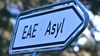 Ein Wegweiser mit der Abkürzung „EAE“ und „Asyl“ zu einer Erstaufnahme-Einrichtung (EAE).