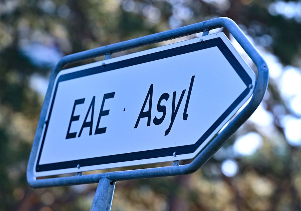 Ein Wegweiser mit der Abkürzung „EAE“ und „Asyl“ zu einer Erstaufnahme-Einrichtung (EAE).