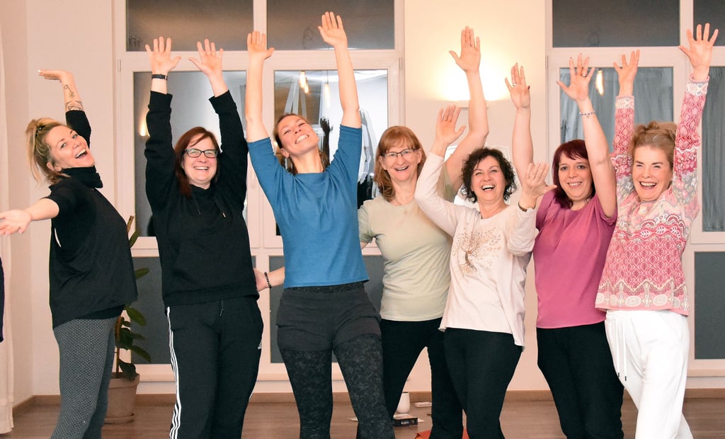 Pure Lebensfreude und Heiterkeit strahlen die Teilnehmerinnen des Lach-Yoga-Kurses nach der Übungsstunde mit Trainerin Luise Pillinger (2. v. l.) aus.