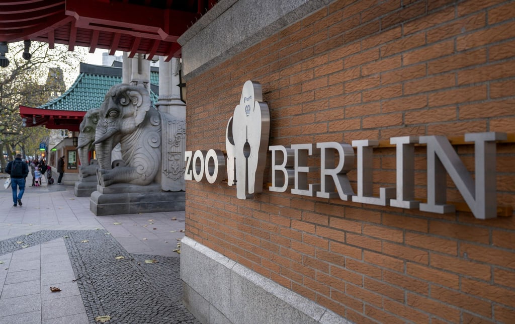 „Zoo Berlin“ steht an einer Fassade am Eingang zum Berliner Zoo.