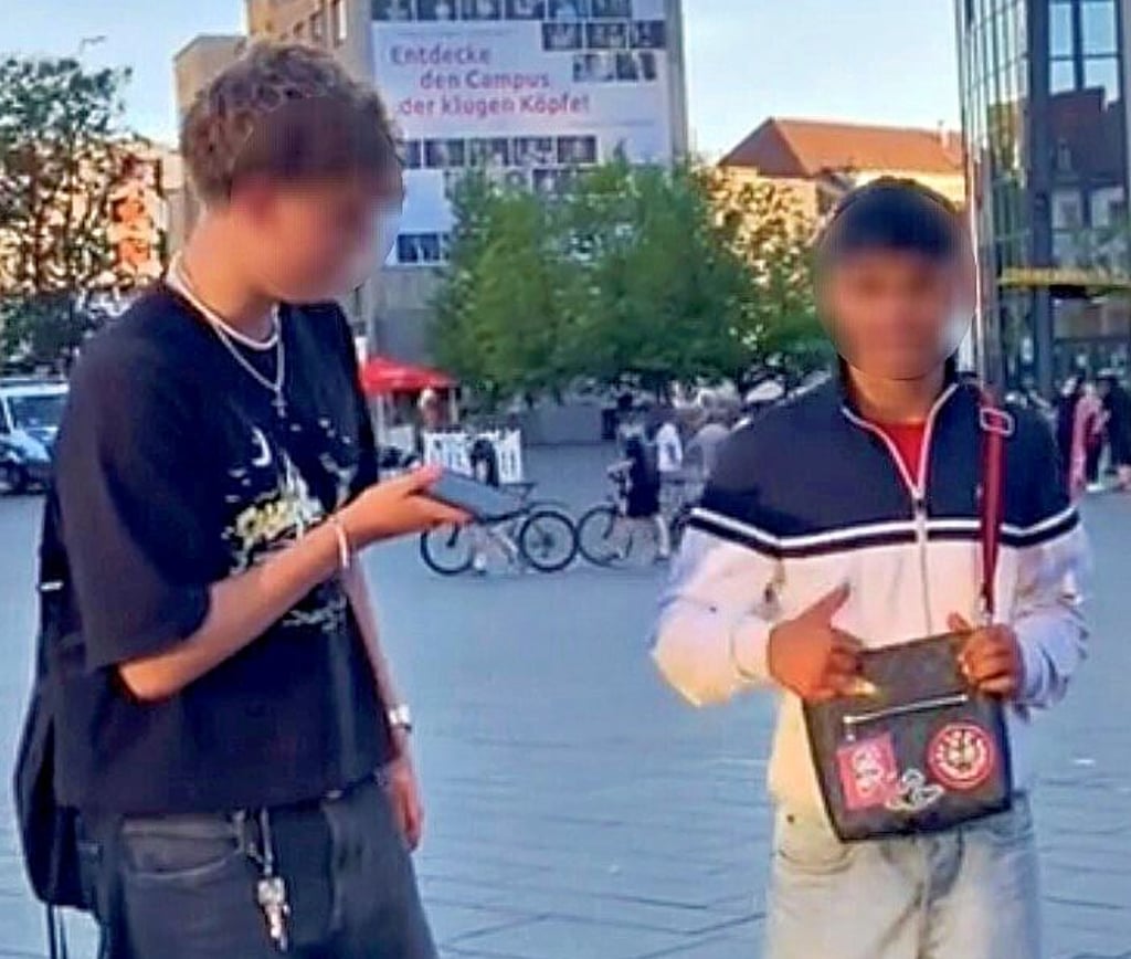 Mit einer bei einem Überfall gestohlenen „Gucci“-Tasche hatte der 14-jährige Abdul (rechts) im Beitrag eines Modebloggers geprahlt.