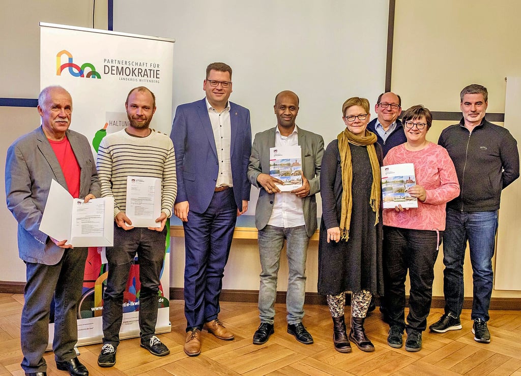 Landrat Christian Tylsch (3.v.l) mit den Vertretern der Projekte, die in diesem Jahr vom Landkreis gefördert werden. Insgesamt waren es 48.000 Euro, die an die zivilgesellschaftlichen Vereine verteilt worden sind.