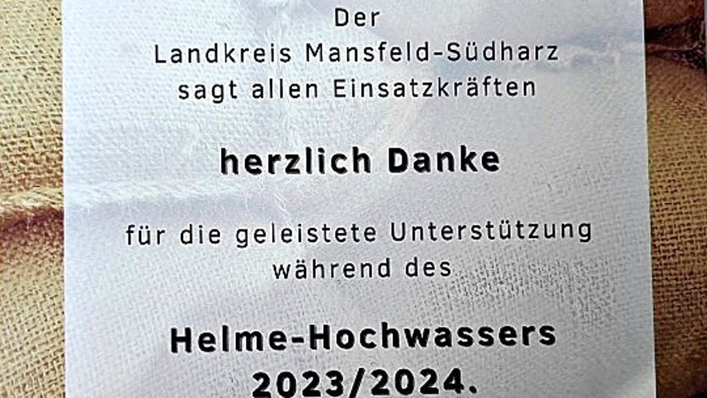 Mit diesen Urkunden ehrte der Landkreis die Helfer.