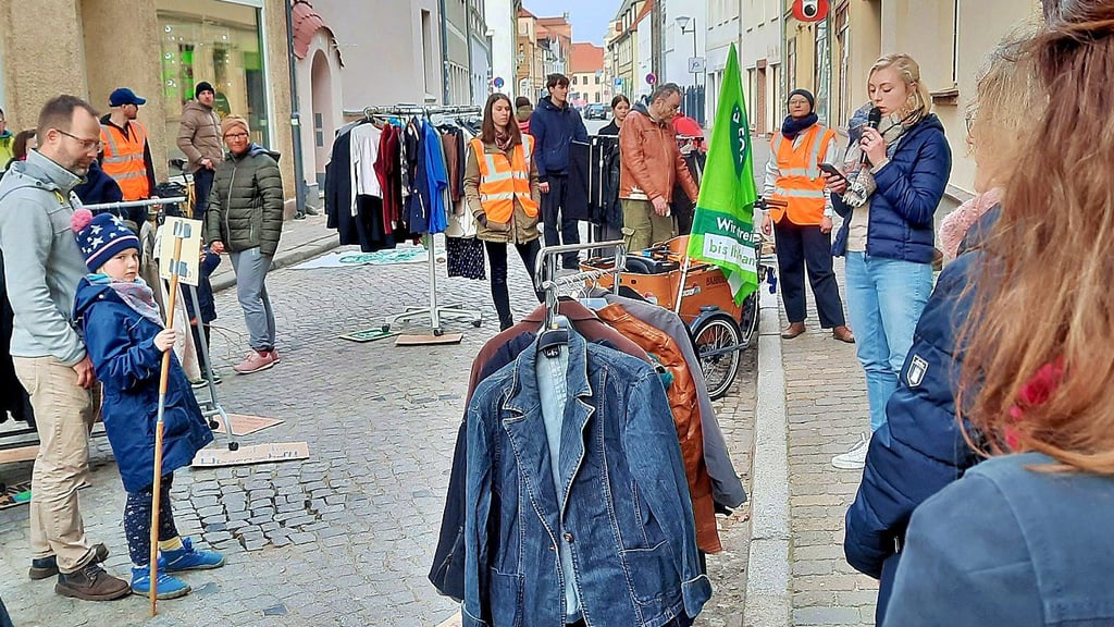 Den Klimastreik in Stendal hat Fridays for Future mit einem Kleidertausch in und vor der Kleinen Markthalle verbunden.
