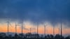 Der Morgenhimmel leuchtet über dem Windenergiepark „Odervorland“, während Nebel und dichte Wolken über die Landschaft ziehen.