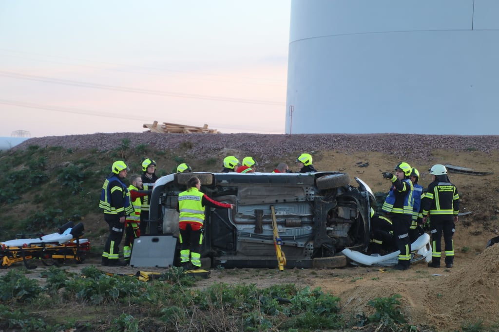 Unfall mit einem Schwervereltzten: Das Auto blieb nach dem Crash auf der Seite liegen.