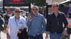 Formel-1-Weltmeisterschaft, Grand Prix von Bahrain, RTL-Reporter Kai Ebel (l), Formel-1-Experte Günther Steiner (M), TV-Moderator Florian König (r) gehen durch das Fahrerlager.