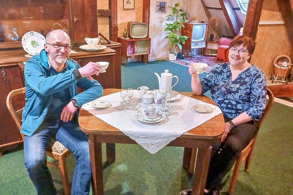 Die Vorstandsmitglieder Thomas Scholz und Claudia Makus vom Heimatverein in der Heimatstube Gladitz