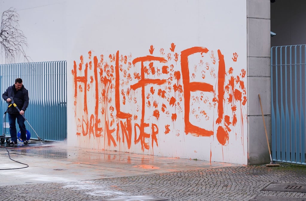 Aktivistinnen und Aktivisten fordern mit der Aktion die Bundesregierung dazu auf, sich der Verantwortung für die junge Generation im Hinblick auf den Klimawandel bewusst zu werden und „ihr endlich nachzukommen“, heißt es in einer Mitteilung.