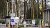Die Polizei hat das Areal vor der Von-Düring-Kaserne abgesperrt. Ein Bundeswehrsoldat steht im Verdacht, vier Menschen in zwei niedersächsischen Gemeinden erschossen zu haben.