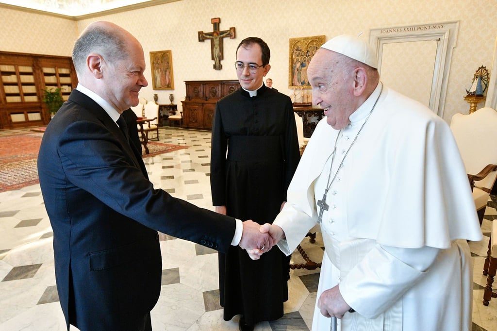 Hände schütteln zur Begrüßung: Papst Franziskus (r.) empfängt Bundeskanzler Olaf Scholz.