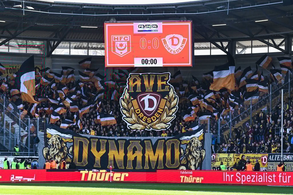 Choreografie der mitgereisten Dresdner Fans im Stadion des HFC in Halle an diesem Samstag
