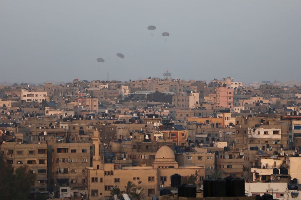 Humanitäre Hilfsgüter werden von den USA über Gaza-Stadt abgeworfen.