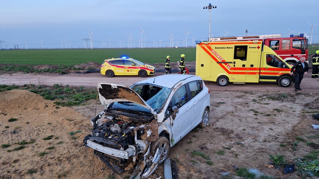 Schwerer Unfall im Saalekreis: Das Auto hat sich nach dem Unfall überschlagen und blieb auf der Seite liegen. Feuerwehrleute richteten es auf.
