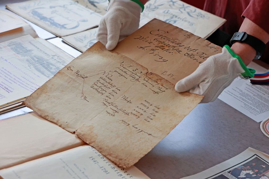 Historische Dokumente werden zum Tag der Archive „Der Geschichte auf der Spur“ in einer Ausstellung im Stadtarchiv gezeigt.