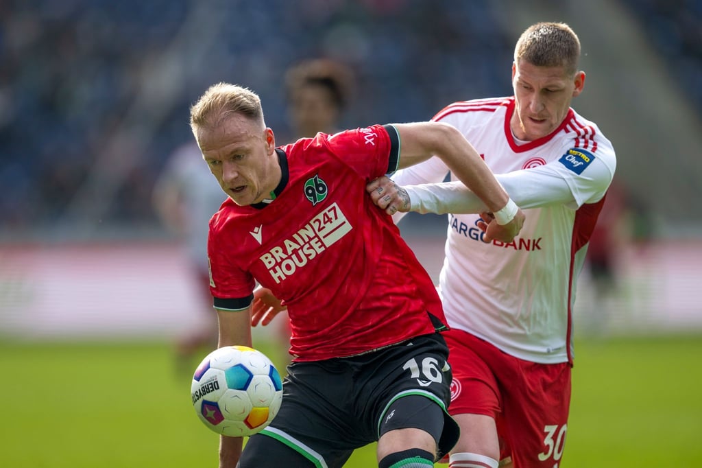 Hannovers Havard Nielsen (l) und Düsseldorfs Jordy de Wijs kämpfen um den Ball.