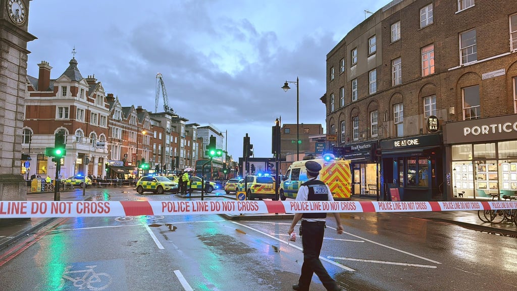 Beim Aufprall einer Schusswaffe bei einer Verfolgungsjagd in London haben sich Schüsse gelöst und zwei unbeteiligte Frauen leicht verletzt.