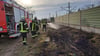 21 Einsatzkräfte der Oebisfelder Ortsfeuerwehr sind ausgerückt, um einen etwa 1.200 Quadratmeter großen Böschungsbrand an den Gleisanlagen in der Nähe des Bahnhofes  in Oebisfelde  löschen.