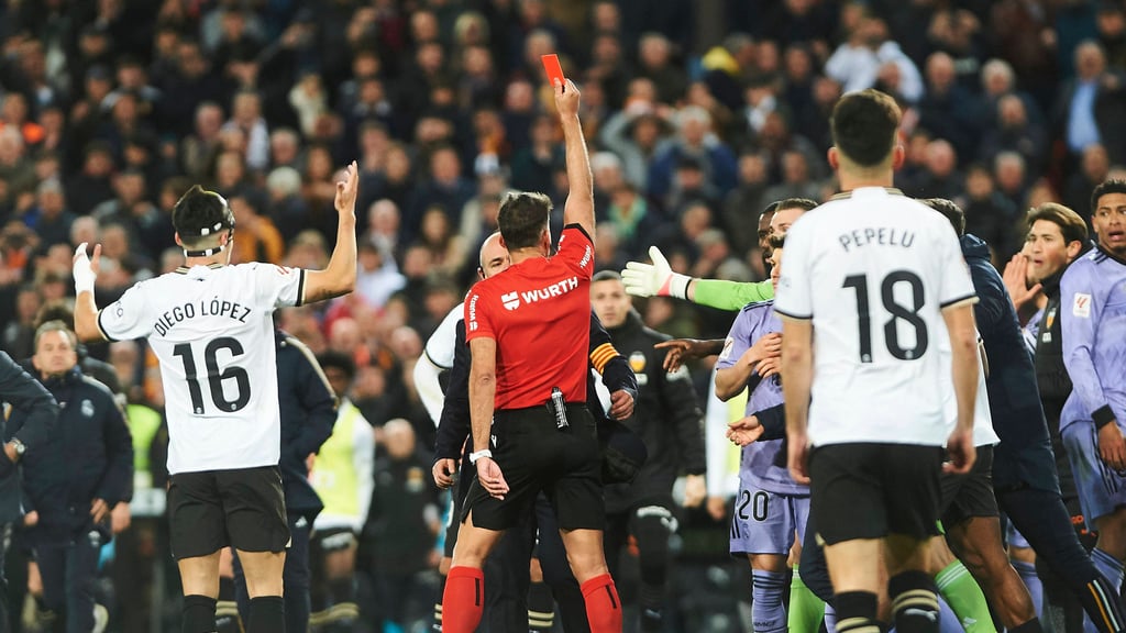 Schlusspfiff Sekunden bevor das 3:2 fiel: Schiedsrichter Manzano zeigt Schütze Bellingham nach Protesten Rot