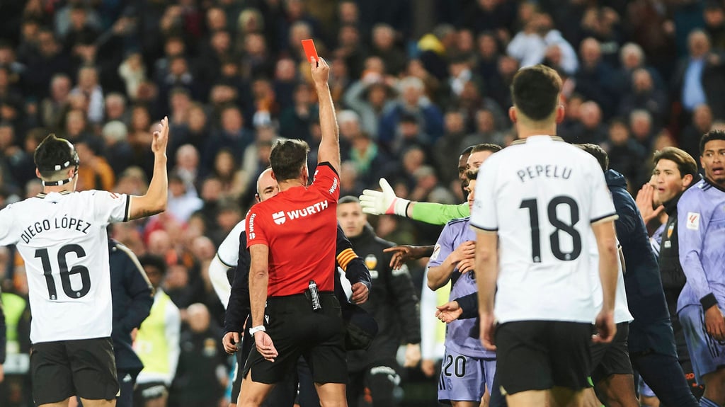 Schlusspfiff Sekunden bevor das 3:2 fiel: Schiedsrichter Manzano zeigt Schütze Bellingham nach Protesten Rot