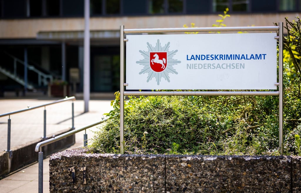 Ein Schild mit der Aufschrift „Landeskriminalamt Niedersachsen“ ist im Eingangsbereich der Behörde zu sehen.
