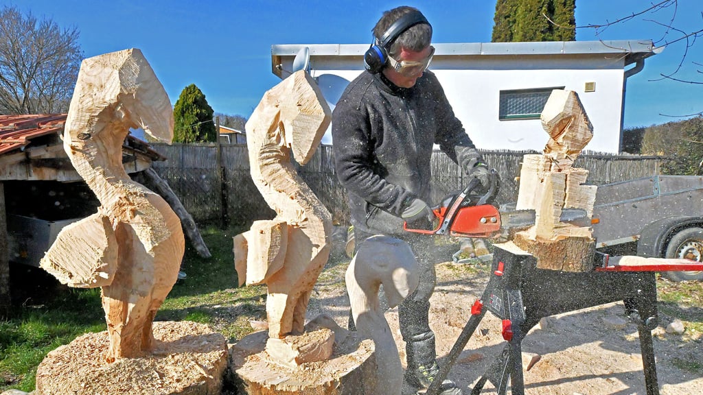 Die Flamingo-Figuren, die Robert Kühne erst in groben Zügen aus dem Holz holt, kann man schon erkennen.