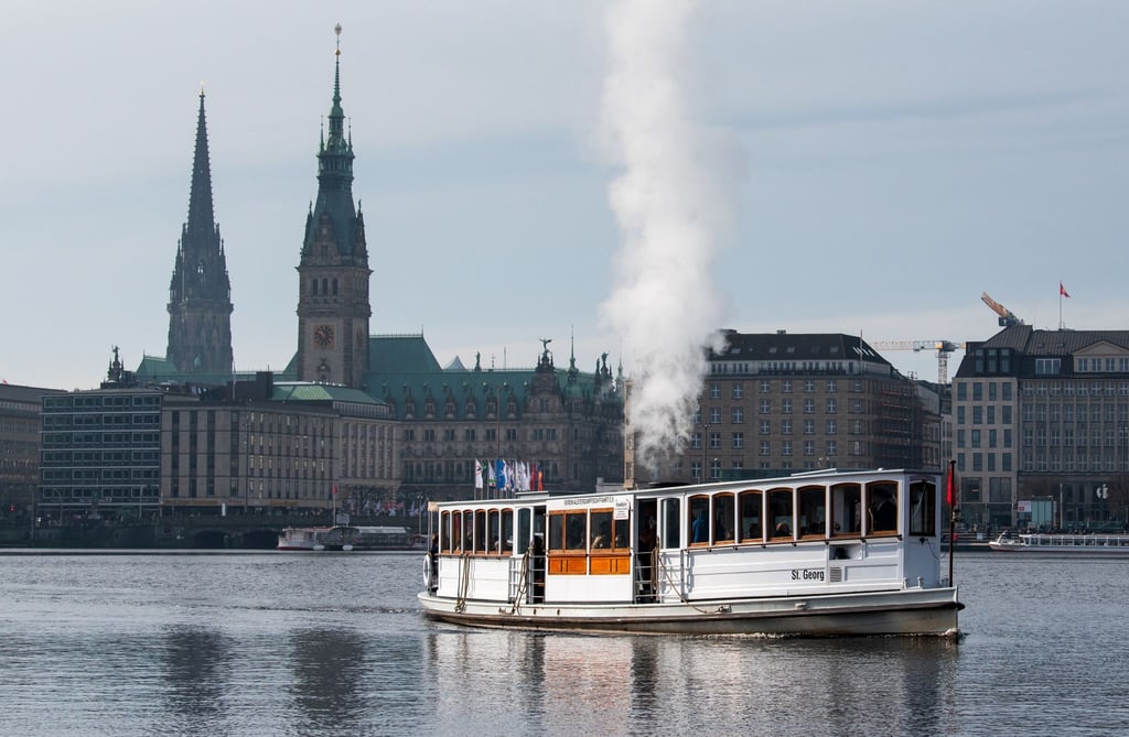 Das Alsterdampfschiff „St. Georg“ fährt über die Hamburger Binnenalster.
