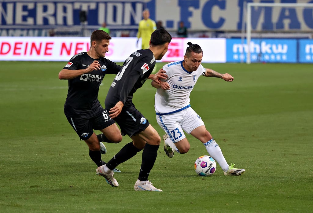 Auch morgen begegnen sich FCM-Akteur Baris Atik (rechts) und der ehemalige Magdeburger Raphael Obermaier (Mitte) womöglich häufig in direkten Duellen auf dem Rasen.