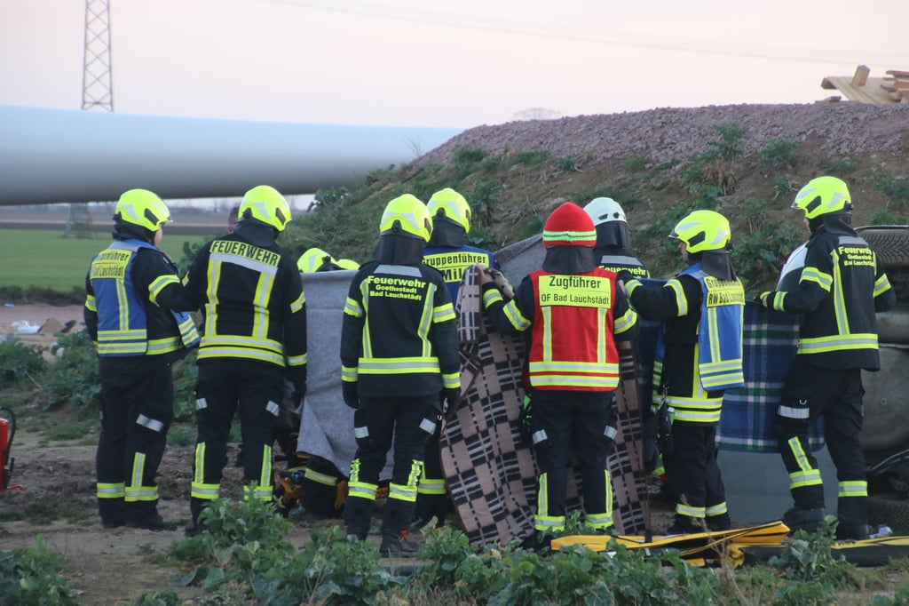 Unfall zwischen Bad Lauchstädt und Teutschenthal: Der schwer verletzte Mann wurde aus dem Auto gerettet.