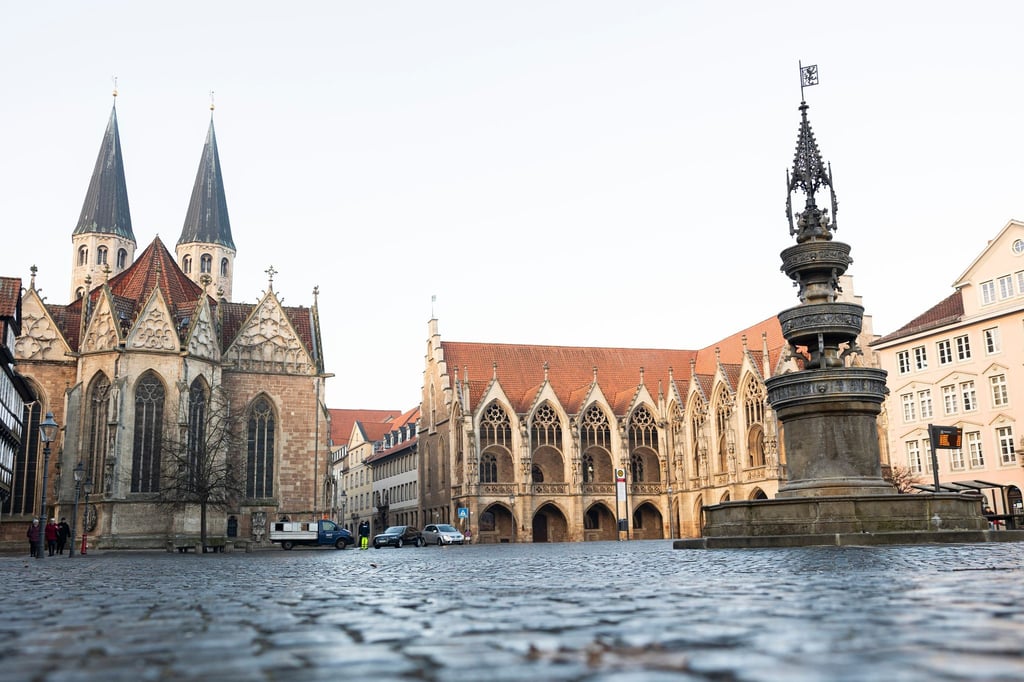 Der Marienbrunnen (r) steht auf dem Altstadtmarkt in der Innenstadt.