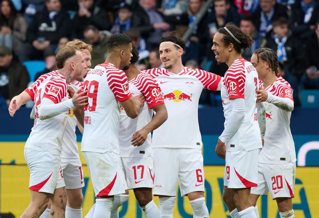 Die Spieler von Leipzig jubeln über ein Tor.