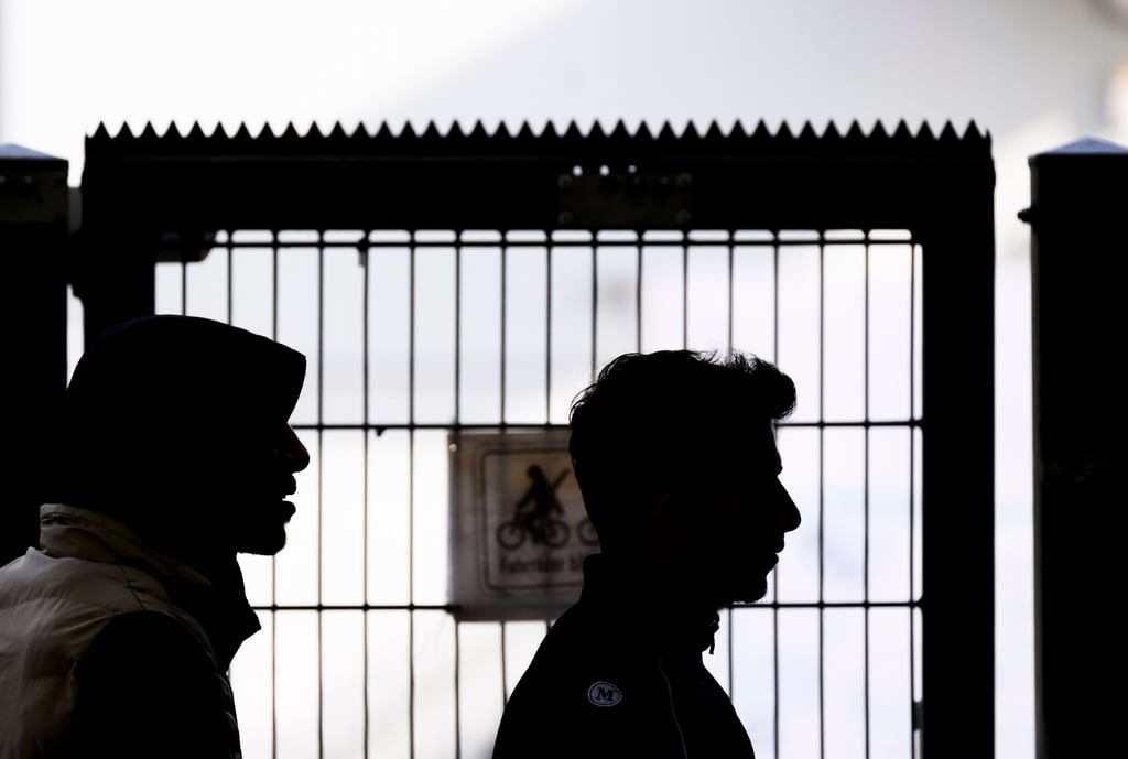 Sollten Flüchtlinge zu gemeinnützigen Arbeiten verdonnert werden? Das wird aktuell kontrovers diskutiert.