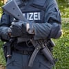 Ein Polizist mit einer MP5-Maschinenpistole: Drei Magazine sind in Bernburg verschwunden.