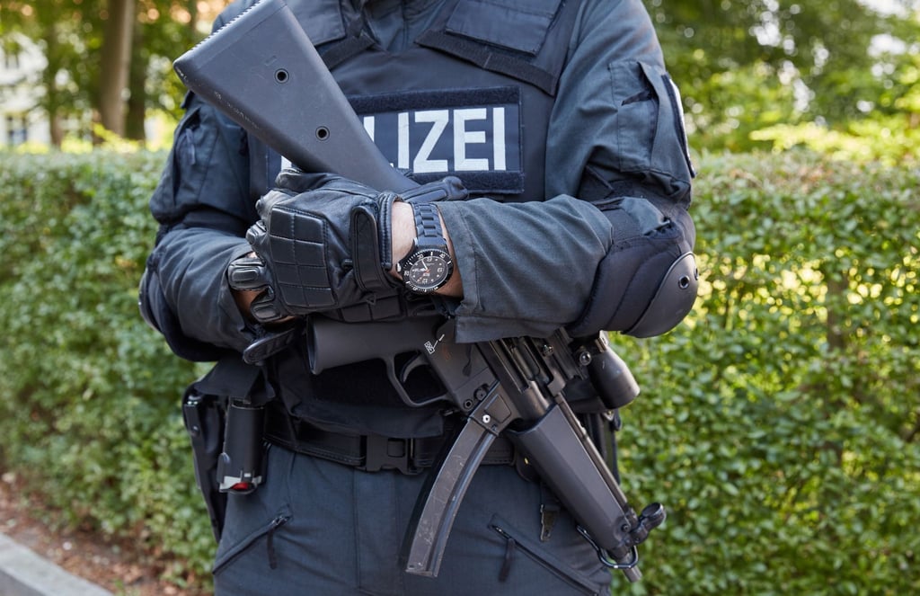Ein Polizist mit einer MP5-Maschinenpistole: Drei Magazine sind in Bernburg verschwunden.