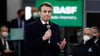 Frankreichs Präsident Emmanuel Macron hält eine Rede bei einem Besuch des deutschen Chemiekonzerns BASF.