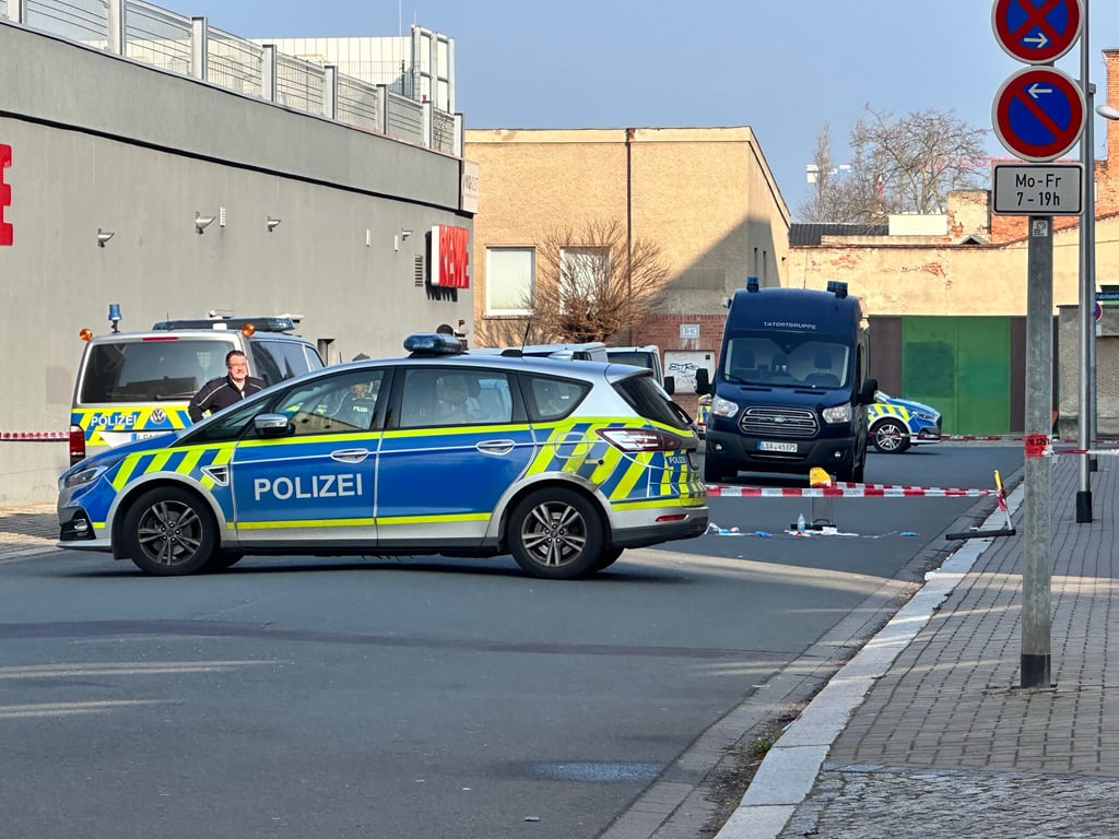 In Magdeburg sind bei einem Familienstreit im Stadtteil Neue Neustadt zwei Menschen getötet worden, darunter ein erst neun Jahre altes Kind.