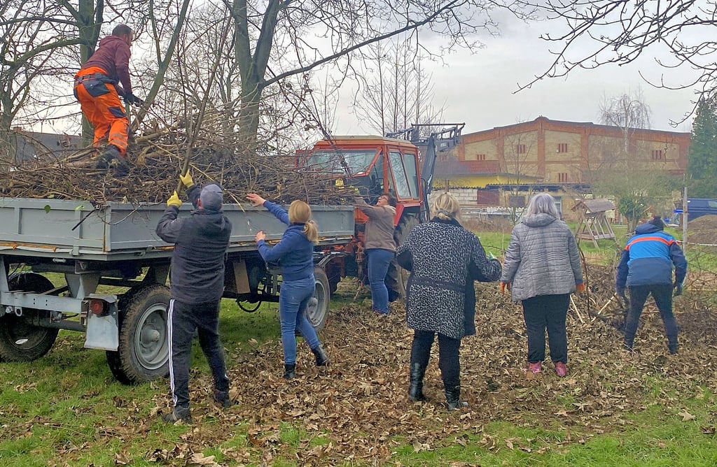 Noch liegt das Areal in Großmühlingen brach. Doch engagierte Bürger haben hier einen Arbeitseinsatz gestartet, um die Grundlage für einen Schulgarten zu schaffen.