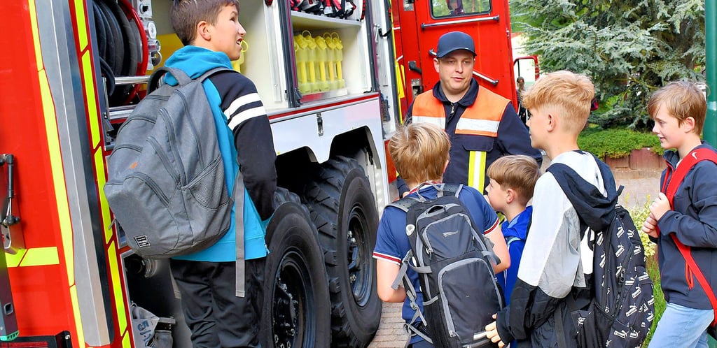Grundschüler schauten sich bei einem Brandschutztag eines der Arendseer Einsatzfahrzeuge genauer an. Künftig können auch jüngere Interessierte aktiv mitmachen.