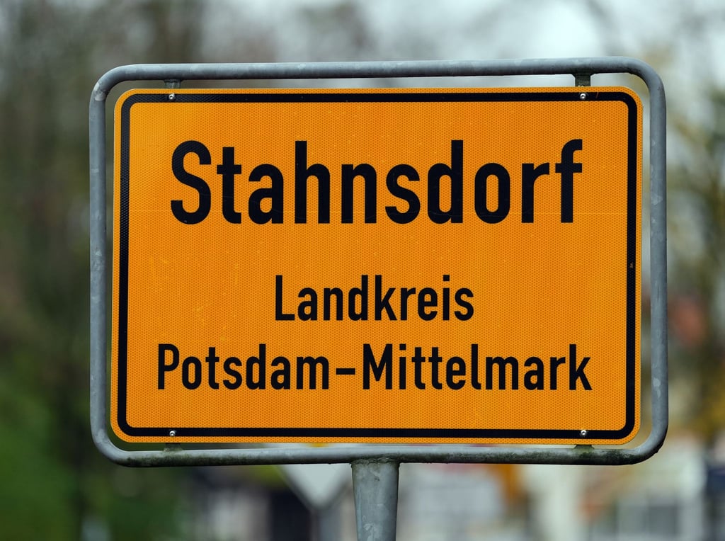 Blick auf das Ortseingangsschild von Stahnsdorf im Landkreis Potsdam-Mittelmark.