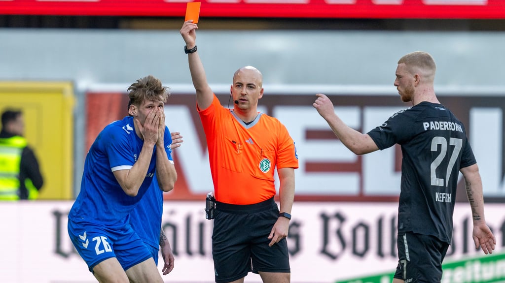 Luca Schuler sah bei der Partie des 1. FC Magdeburg gegen Paderborn die Rote Karte von Schiedsrichter Nicolas Winter.&nbsp;