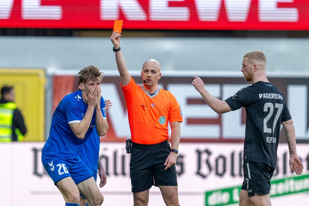 Luca Schuler sah bei der Partie des 1. FC Magdeburg gegen Paderborn die Rote Karte von Schiedsrichter Nicolas Winter. 