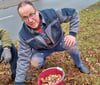 Ortsbürgermeister Karsten Grey hat am Sonnabend bei der Pflanzaktion von Blumenzwiebeln in Nitzow geholfen.