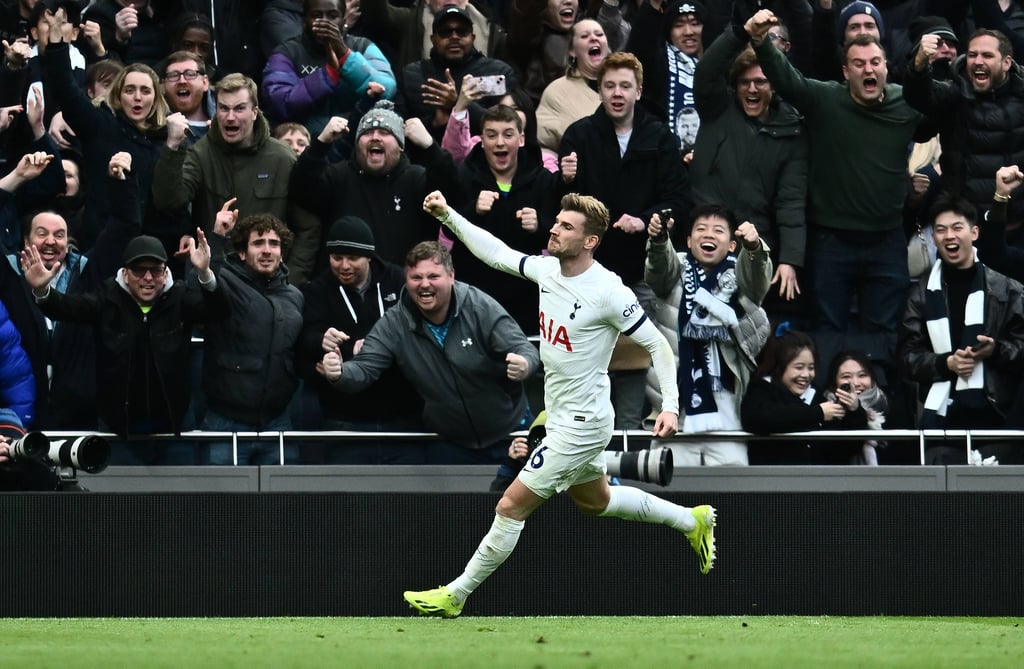 Die Spurs-Fans jubeln Timo Werner nach seinem ersten Tor im Spurs-Trikot zu.