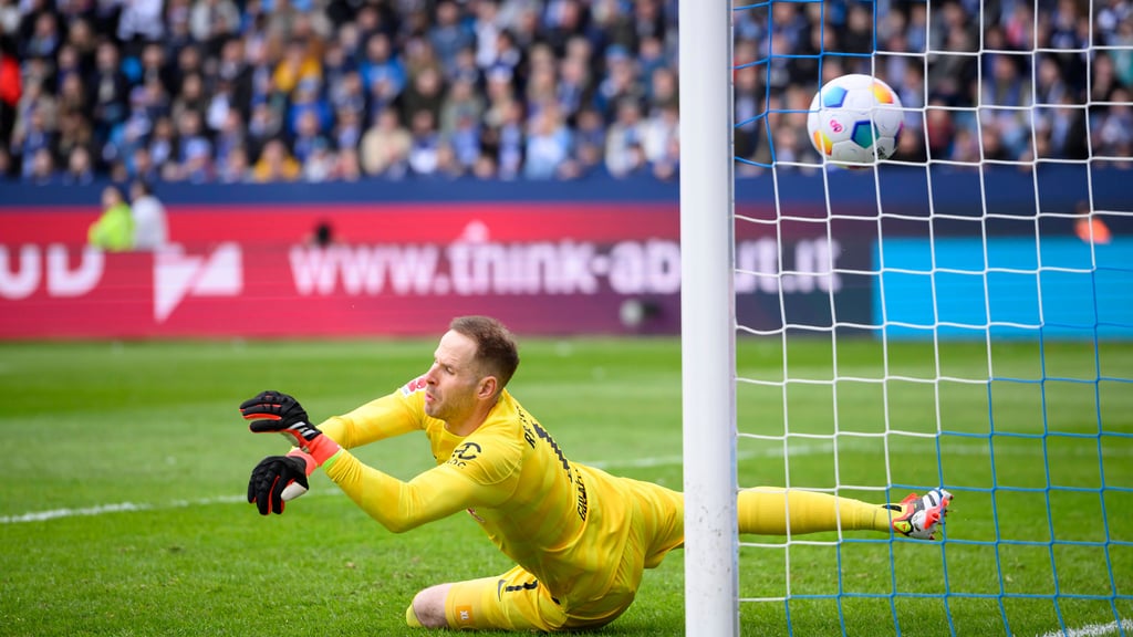 RB-Schlussmann Peter Gulacsi lässt den Freistoß von Wittek zum Bochumer 1:0 durch die Hände rutschen