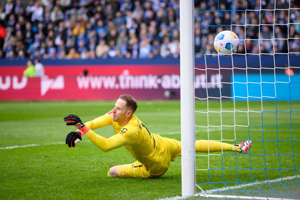RB-Schlussmann Peter Gulacsi lässt den Freistoß von Wittek zum Bochumer 1:0 durch die Hände rutschen